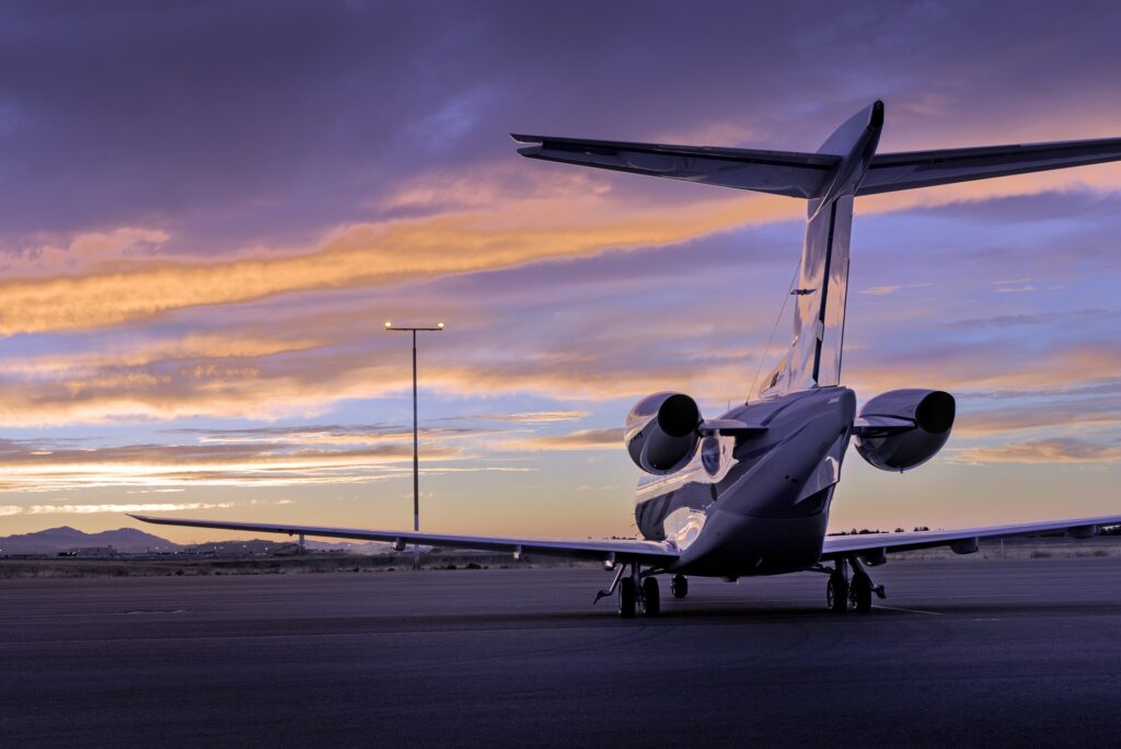 Avion et coucher de soleil
