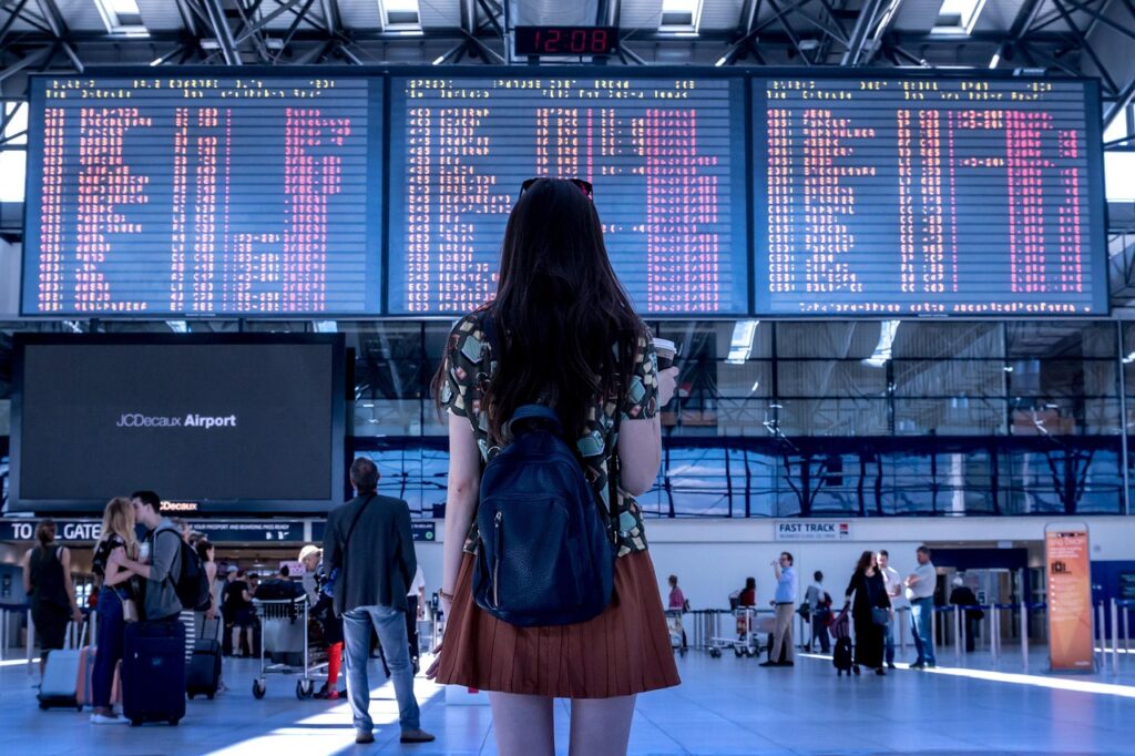Femme à l'aéroport