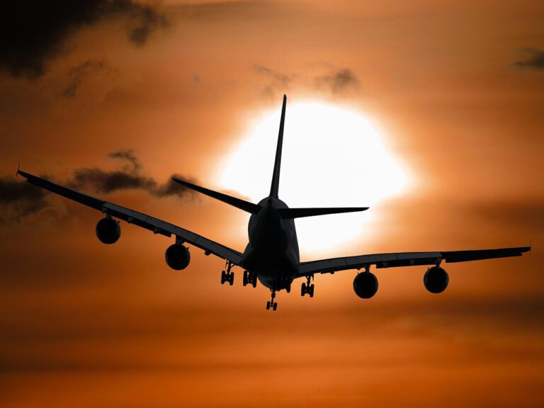 Avion et lever du soleil