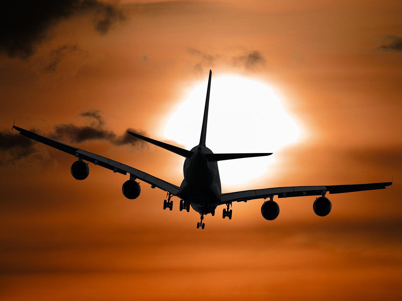 Avion et lever du soleil