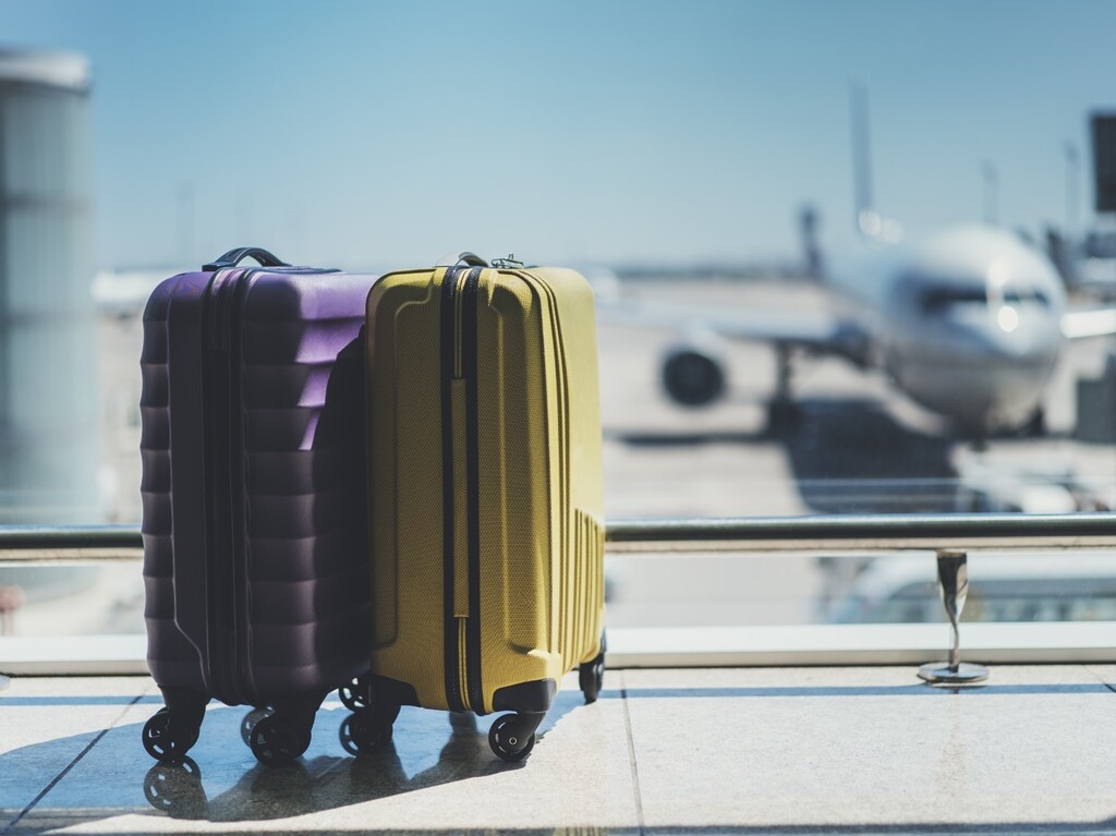 Deux valises colorées à l'aéroport