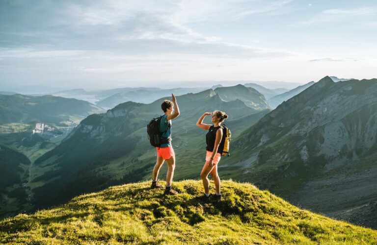 Paysage avec voyageurs heureux