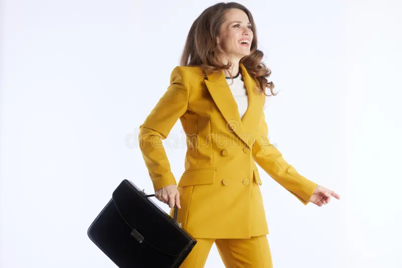 Femme d'affaire portant la mallette Alphonse, Collection Automne 2025