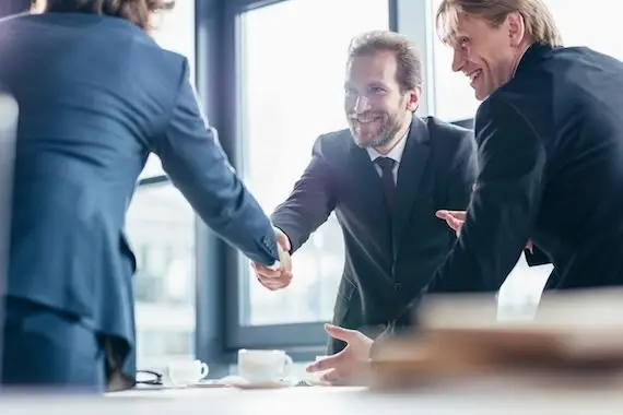 Hommes d'affaires se serrant la main